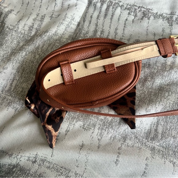 Leather Pouch With Bow - Picture 5 of 7